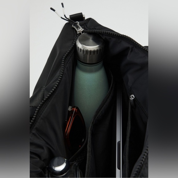 FABLETICS The Everyday Tote
Color: Black - Picture 5 of 10